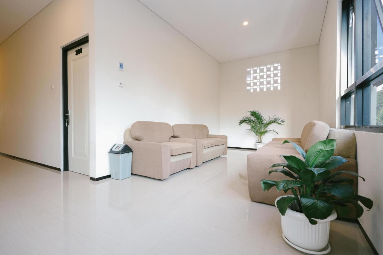 Urbanview B Syariah Lumajang By Reddoorz Hotel Buitenkant foto