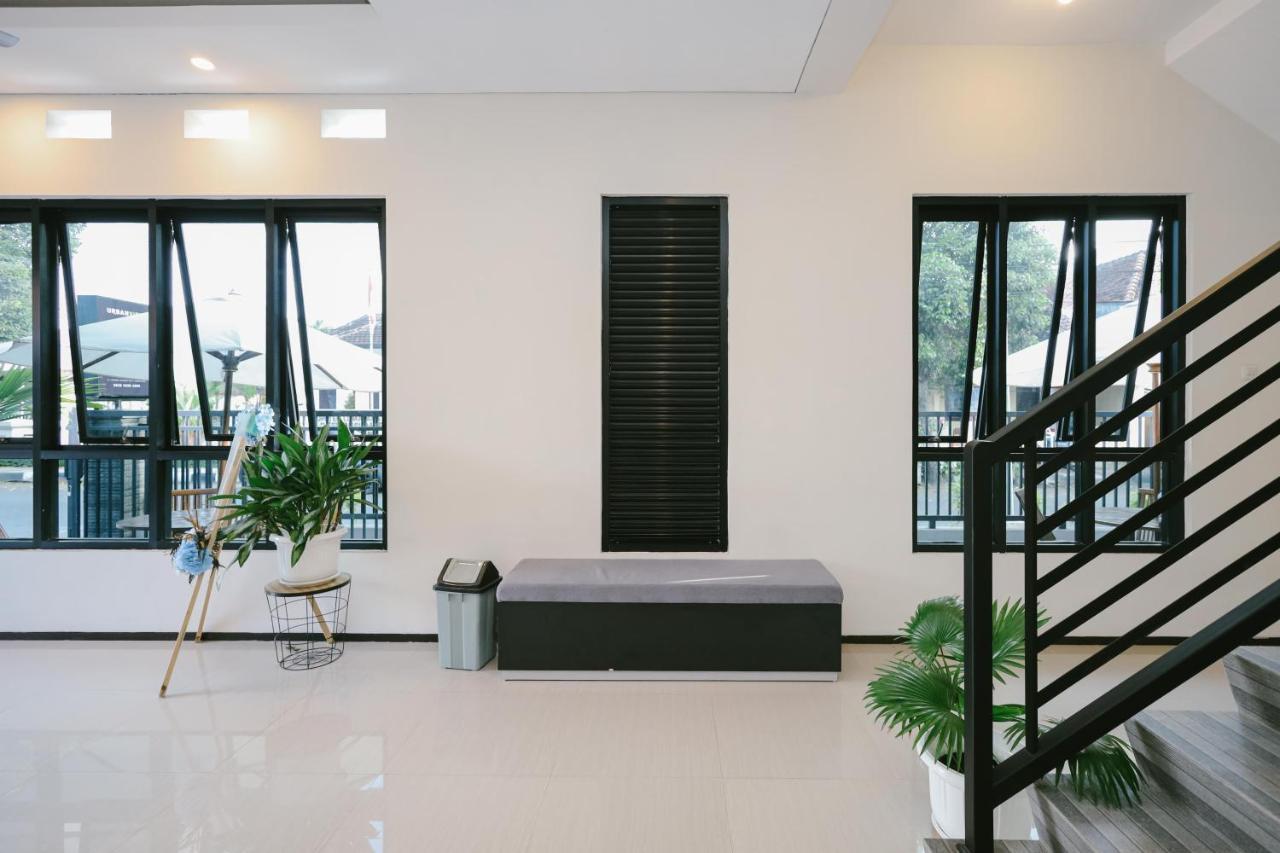 Urbanview B Syariah Lumajang By Reddoorz Hotel Buitenkant foto